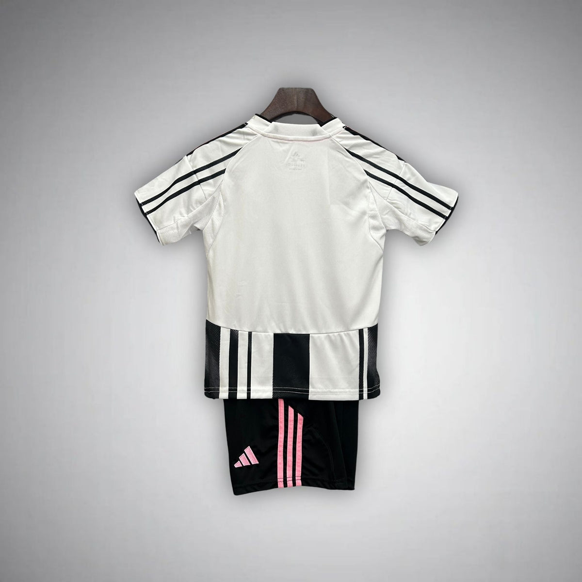 25/26 Juventus Home Kids Size Kit from FootballPrestige.club - Premium Football Kits