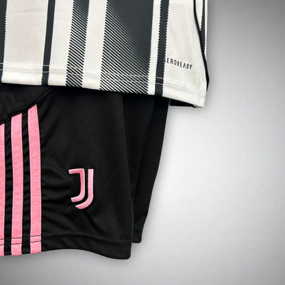 25/26 Juventus Home Kids Size Kit from FootballPrestige.club - Premium Football Kits
