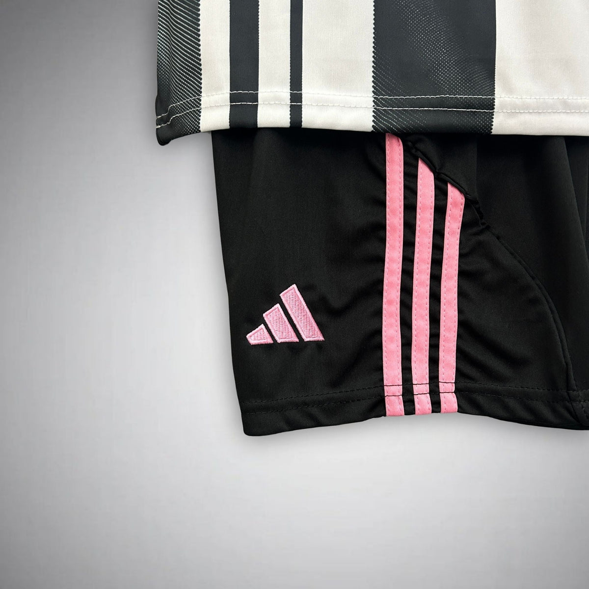25/26 Juventus Home Kids Size Kit from FootballPrestige.club - Premium Football Kits